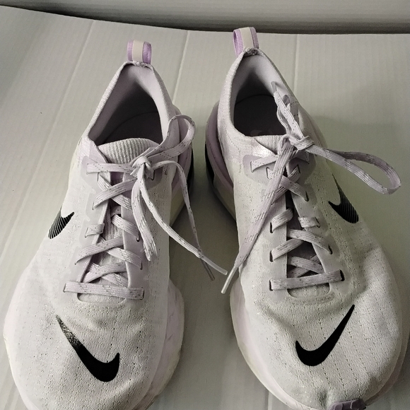 Nike Women's ZoomX Invincible Run 3 Wide Shoes - Picture 3 of 9